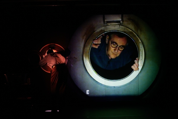 사진 6 - 세탁기 문을 열고 안을 들여다보던 필립은 상상을 통해 우주선 출입문을 통과하는 우주인으로 변신한다.