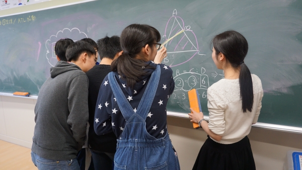 가이세이 중등교육학교 학생들이 수학 수업 뒤 교사(오른쪽)에게 질문하고 있다./사진=신향식