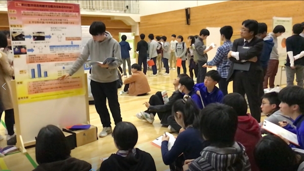 IB 교육과정을 도입한 일본 삿포로 가이세이 중등교육학교 학생들이 소논문을 발표하는 장면/사진=신향식