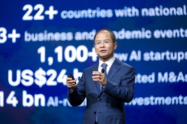 에릭 쉬 화웨이 순환회장(CEO)이 10일 중국 상하이에서 개막한 화웨이 커넥트 2018에서 AI 사업 전략을 설명하고 있다. 사진/화웨이코리아