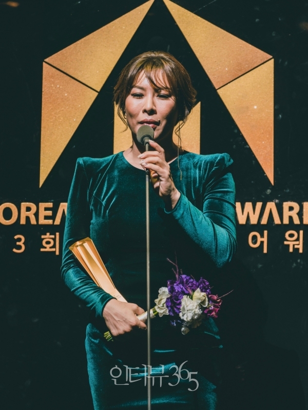 제3회 한국뮤지컬어워즈에서 여우주연상을 수상한 정영주/사진=쇼온컴퍼니