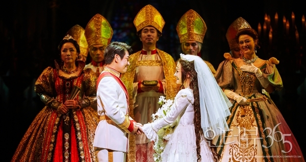 뮤지컬 '엘리자벳' 공연 장면. 16살의 나이에 '사랑'에 빠져 요제프 황제와 결혼하게 된 엘리자벳. '사랑'만 있다면 그 어떤 굴레와 시련도 이겨낼 수 있다고 생각한 요제프 황제와 엘리자벳 황후는 결혼식을 올린다.