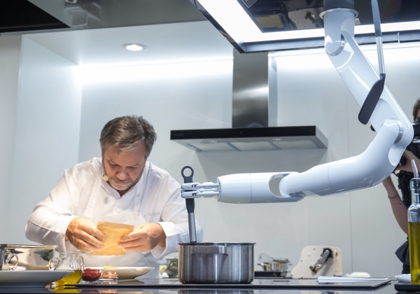 ‘IFA 2019'에서 삼성 클럽 더 셰프와 삼성봇 셰프가 협업해 요리하는 시연을 선보이고 있다./사진=삼성전자