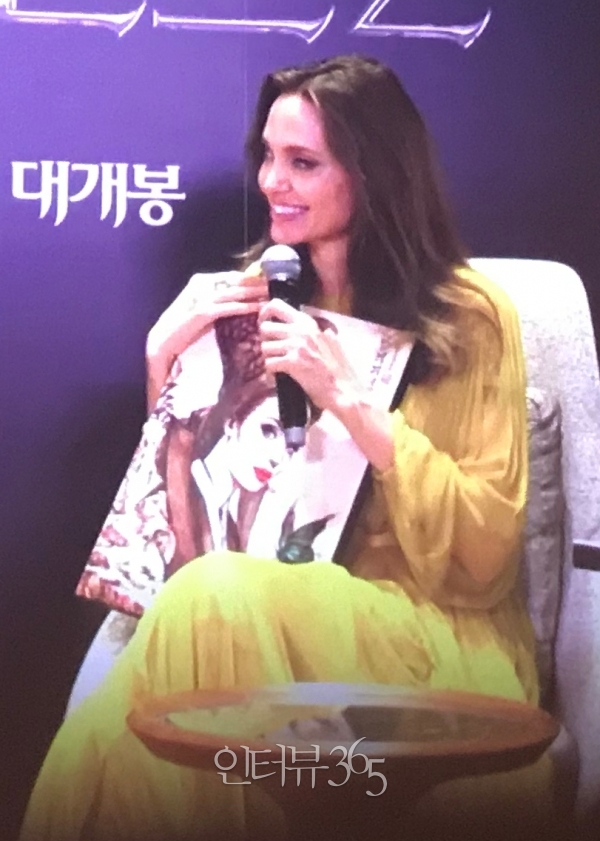 4일 오후 영화 '말레피센트 2' 라이브 컨퍼런스 중 배우 안젤리나 졸리가 한복을 입은 '말레피센트' 캐릭터 그림을 선물받고 기뻐하고 있다./사진=인터뷰365